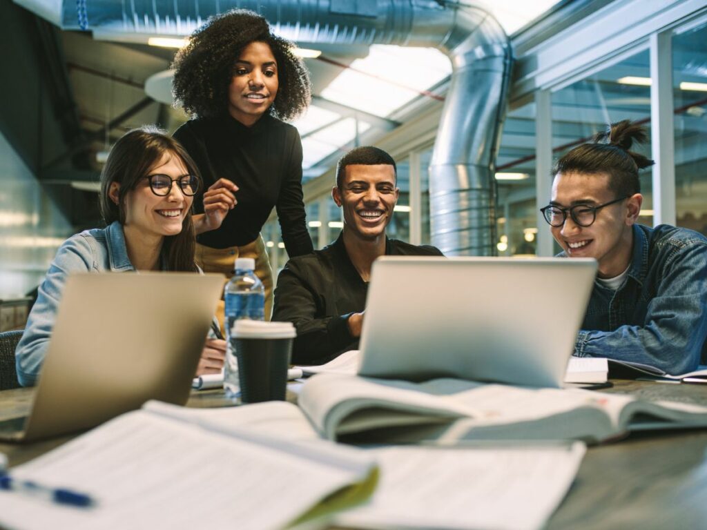 group of student participating to an open innovation challenge