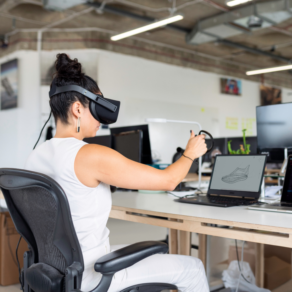 femme utilisant un casque de réalité virtuelle au travail